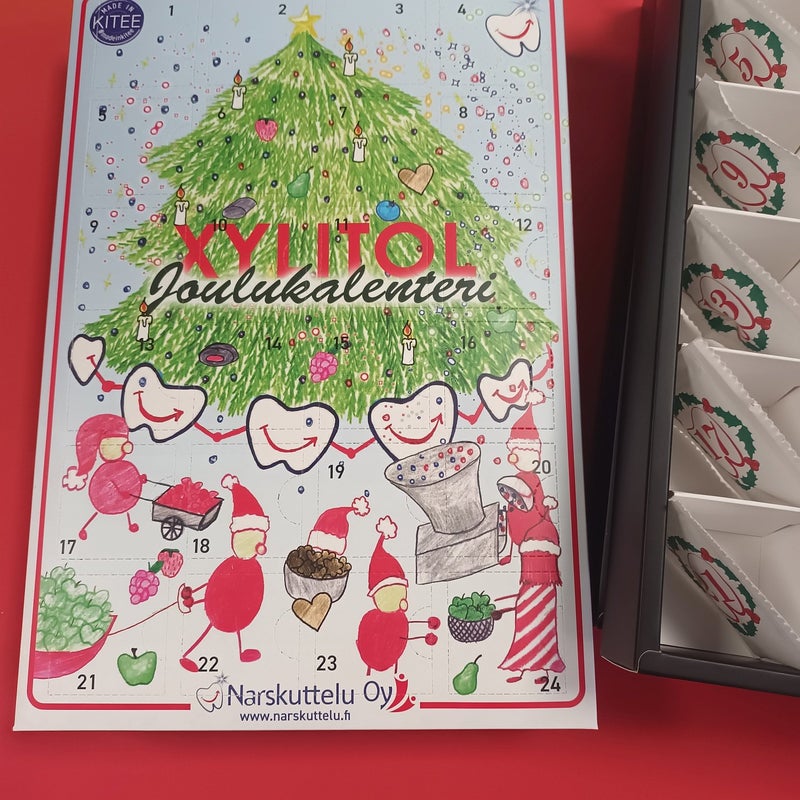 Xylitol advent calendar with lid and open view &ndash; showing how the flavor bags are placed inside the calendar.